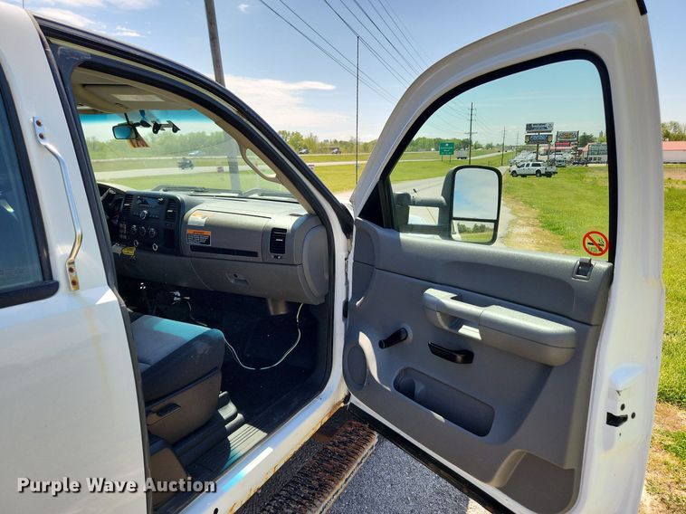 image for item MW9765 2009 Chevrolet Silverado 3500HD  Ext. Cab utility bed pickup truck
