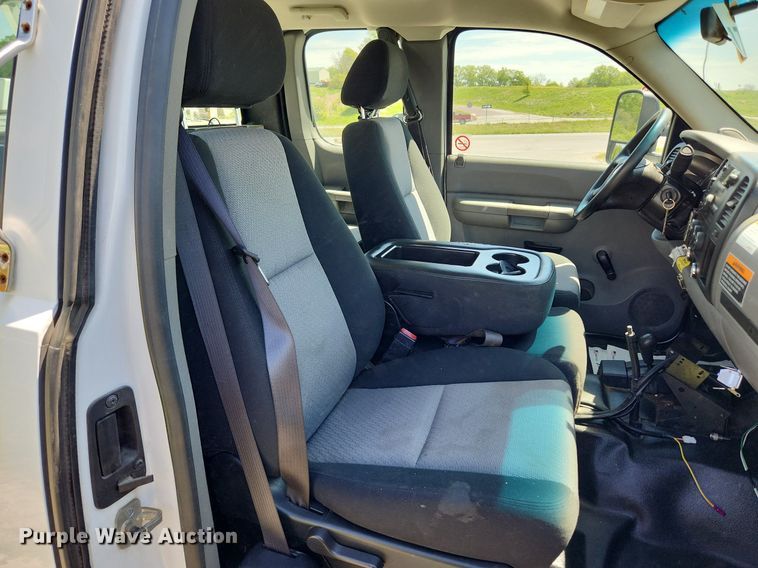 image for item MW9765 2009 Chevrolet Silverado 3500HD  Ext. Cab utility bed pickup truck