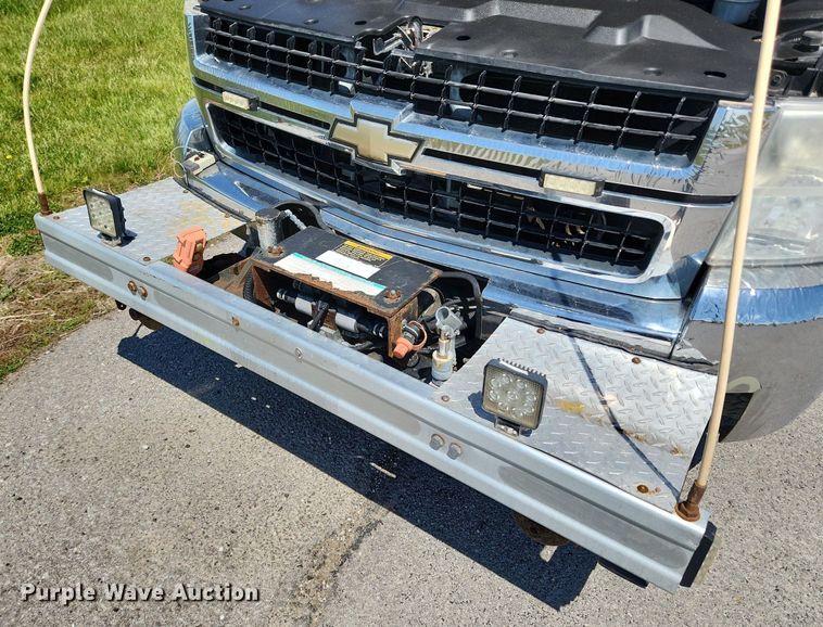 image for item MW9765 2009 Chevrolet Silverado 3500HD  Ext. Cab utility bed pickup truck