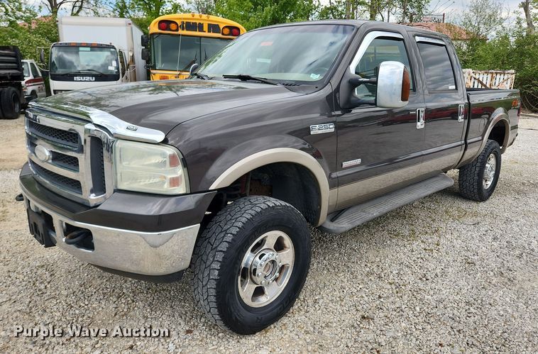 image for item MW9767 2005 Ford F250 Super Duty Lariat  Crew Cab pickup truck