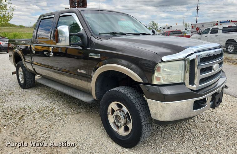 image for item MW9767 2005 Ford F250 Super Duty Lariat  Crew Cab pickup truck