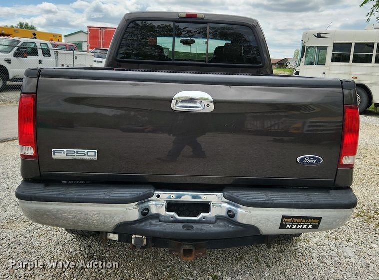 image for item MW9767 2005 Ford F250 Super Duty Lariat  Crew Cab pickup truck