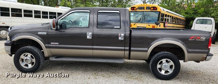 image for item MW9767 2005 Ford F250 Super Duty Lariat  Crew Cab pickup truck