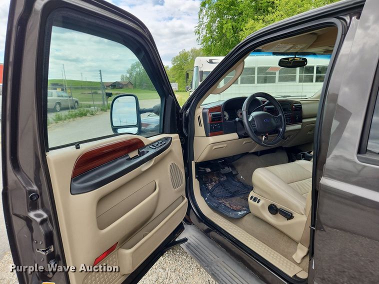 image for item MW9767 2005 Ford F250 Super Duty Lariat  Crew Cab pickup truck