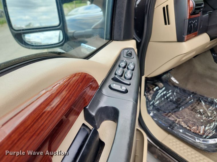 image for item MW9767 2005 Ford F250 Super Duty Lariat  Crew Cab pickup truck