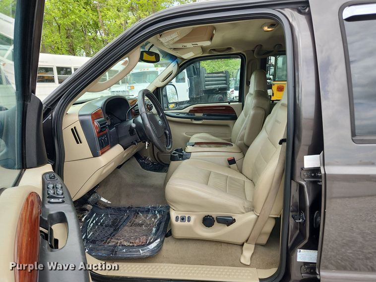 image for item MW9767 2005 Ford F250 Super Duty Lariat  Crew Cab pickup truck