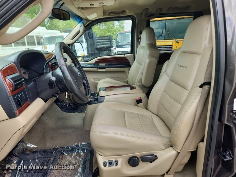 image for item MW9767 2005 Ford F250 Super Duty Lariat  Crew Cab pickup truck