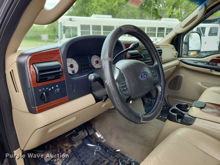 image for item MW9767 2005 Ford F250 Super Duty Lariat  Crew Cab pickup truck