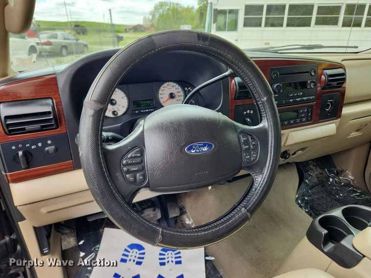 image for item MW9767 2005 Ford F250 Super Duty Lariat  Crew Cab pickup truck