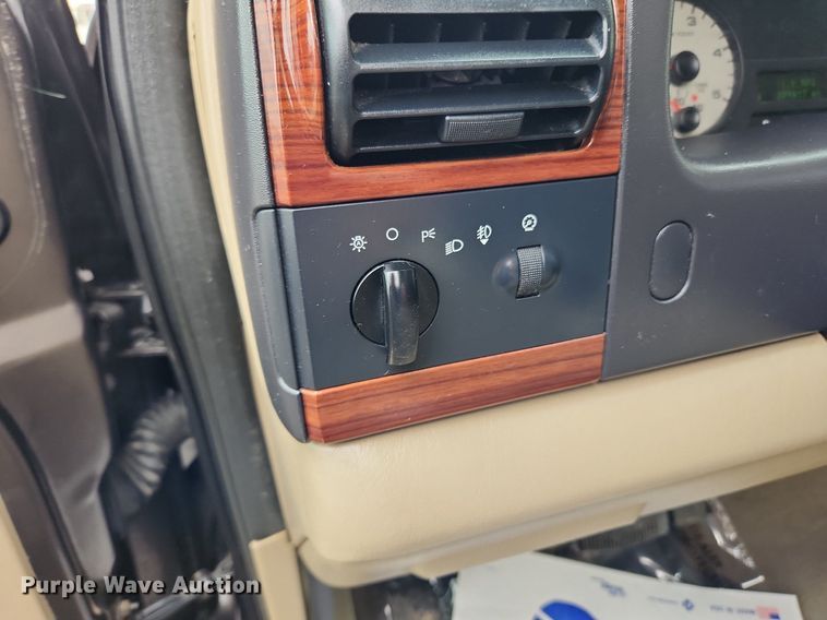 image for item MW9767 2005 Ford F250 Super Duty Lariat  Crew Cab pickup truck