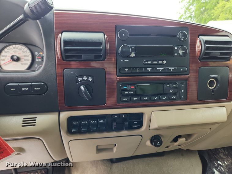 image for item MW9767 2005 Ford F250 Super Duty Lariat  Crew Cab pickup truck