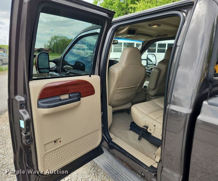 image for item MW9767 2005 Ford F250 Super Duty Lariat  Crew Cab pickup truck