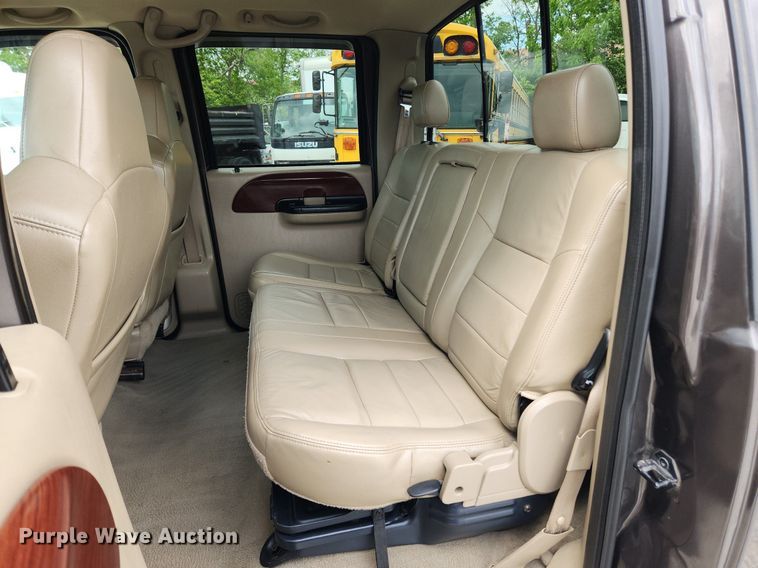 image for item MW9767 2005 Ford F250 Super Duty Lariat  Crew Cab pickup truck