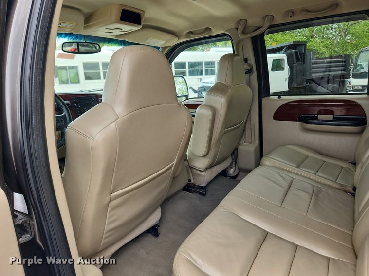 image for item MW9767 2005 Ford F250 Super Duty Lariat  Crew Cab pickup truck