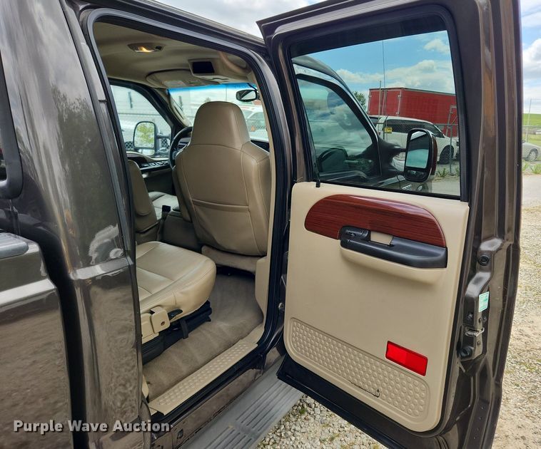 image for item MW9767 2005 Ford F250 Super Duty Lariat  Crew Cab pickup truck