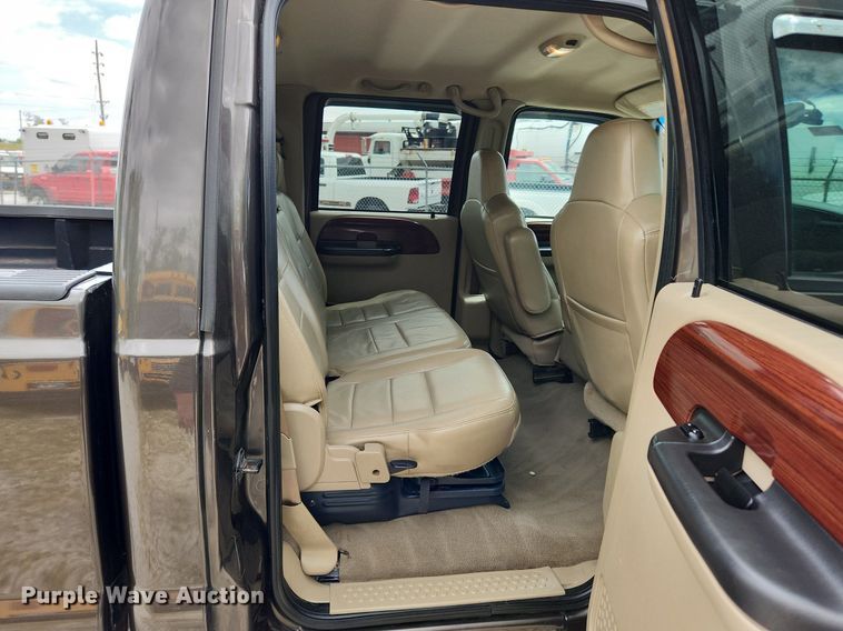 image for item MW9767 2005 Ford F250 Super Duty Lariat  Crew Cab pickup truck