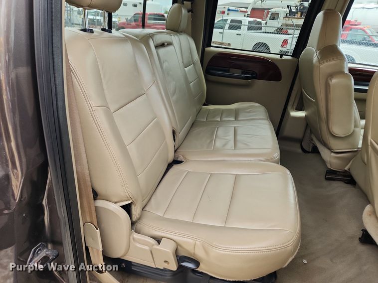 image for item MW9767 2005 Ford F250 Super Duty Lariat  Crew Cab pickup truck