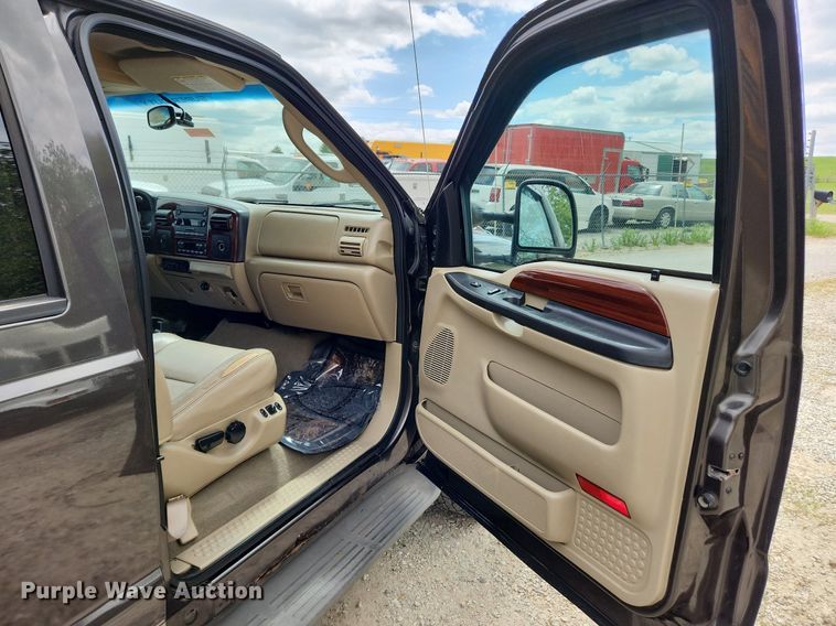 image for item MW9767 2005 Ford F250 Super Duty Lariat  Crew Cab pickup truck