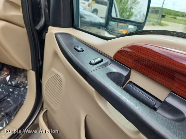 image for item MW9767 2005 Ford F250 Super Duty Lariat  Crew Cab pickup truck