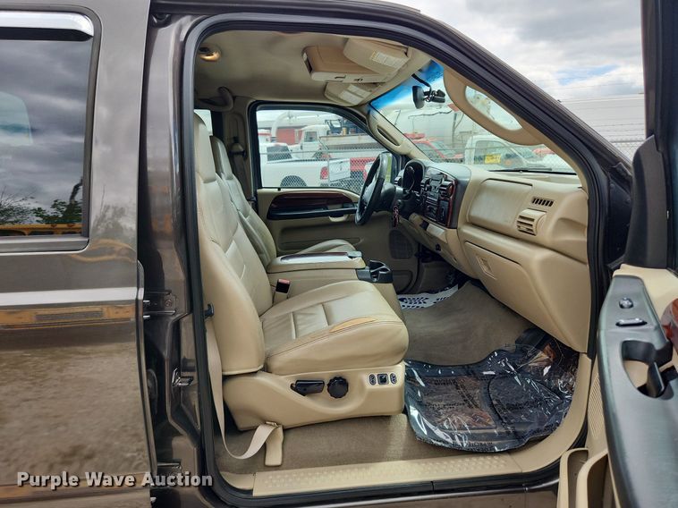 image for item MW9767 2005 Ford F250 Super Duty Lariat  Crew Cab pickup truck