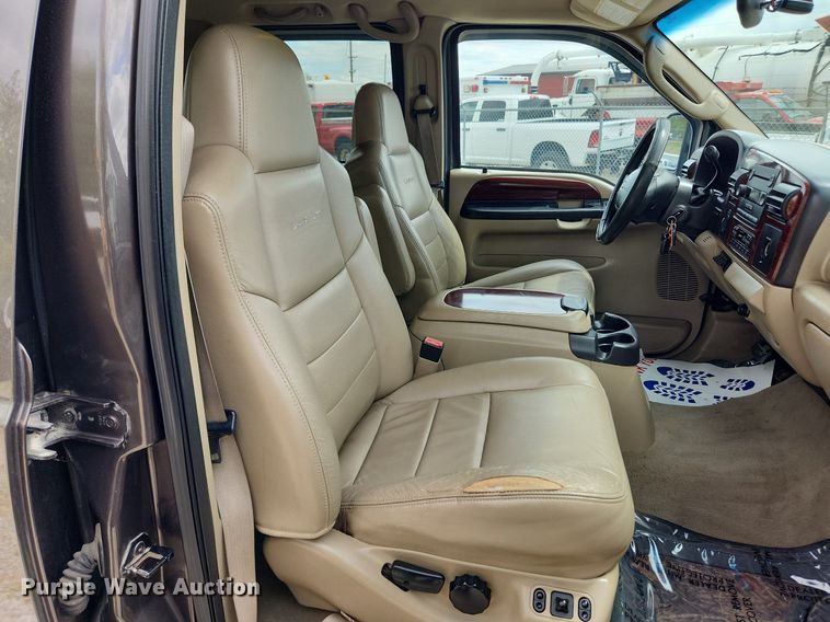 image for item MW9767 2005 Ford F250 Super Duty Lariat  Crew Cab pickup truck