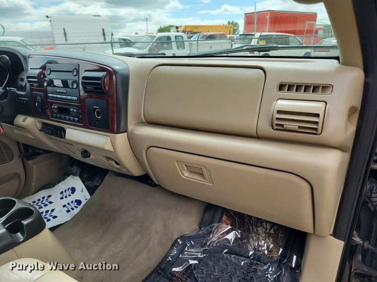 image for item MW9767 2005 Ford F250 Super Duty Lariat  Crew Cab pickup truck