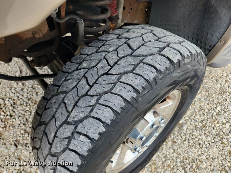 image for item MW9767 2005 Ford F250 Super Duty Lariat  Crew Cab pickup truck