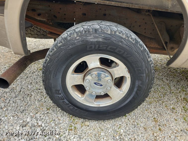 image for item MW9767 2005 Ford F250 Super Duty Lariat  Crew Cab pickup truck