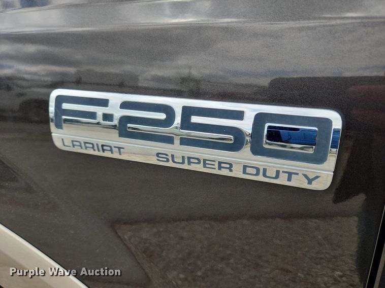 image for item MW9767 2005 Ford F250 Super Duty Lariat  Crew Cab pickup truck