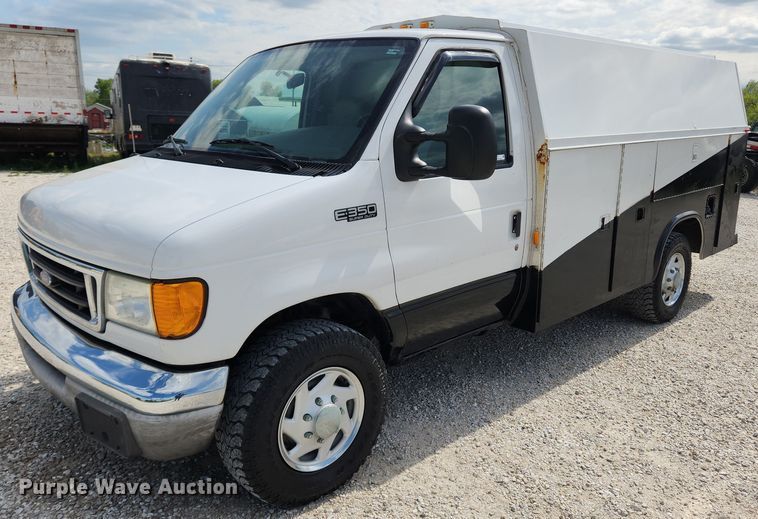 image for item MW9772 2004 Ford E350 Super Duty  utility van