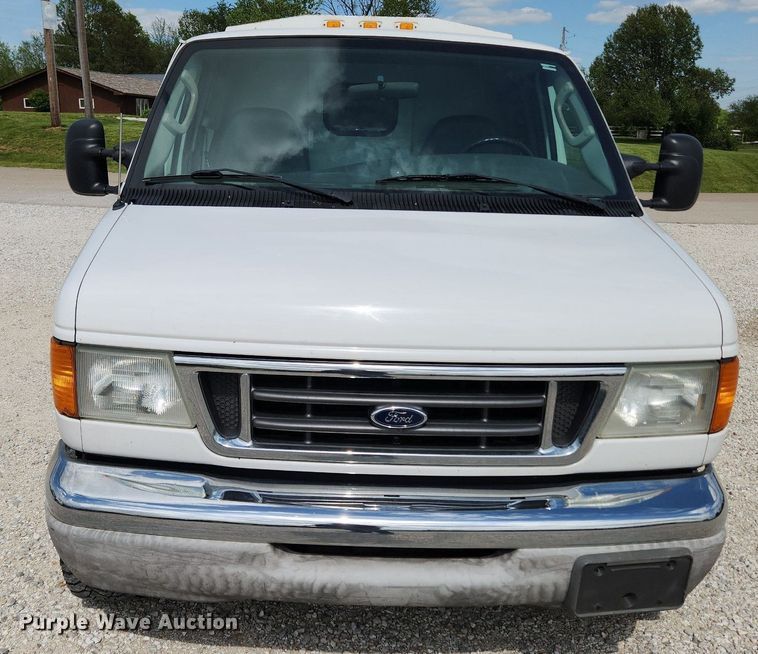 image for item MW9772 2004 Ford E350 Super Duty  utility van