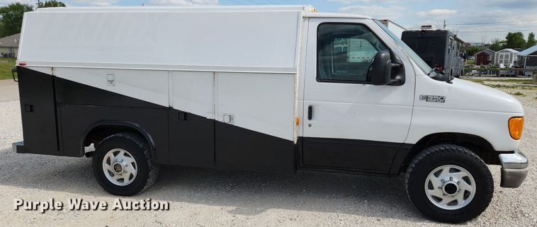 image for item MW9772 2004 Ford E350 Super Duty  utility van