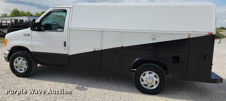 image for item MW9772 2004 Ford E350 Super Duty  utility van