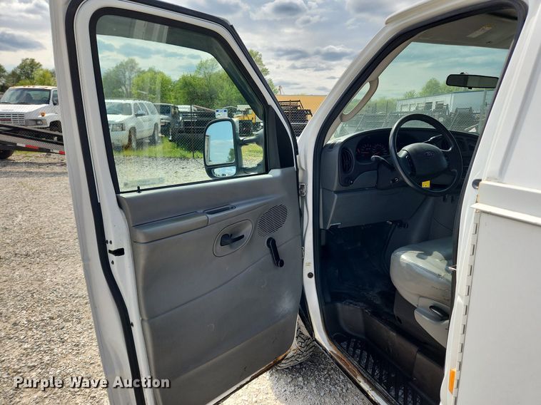 image for item MW9772 2004 Ford E350 Super Duty  utility van