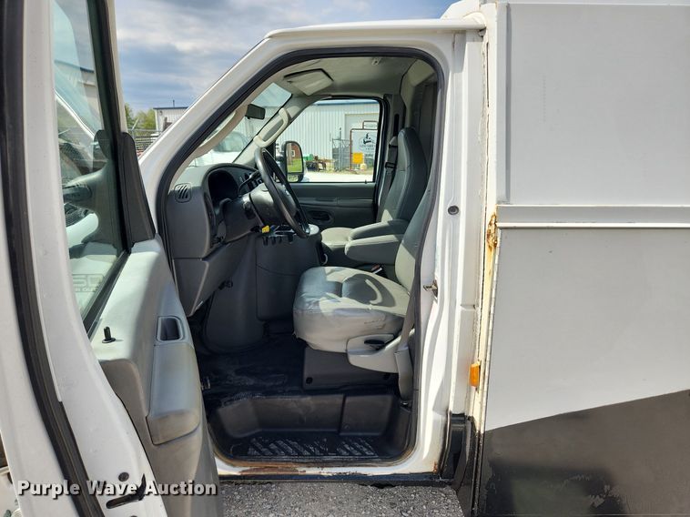 image for item MW9772 2004 Ford E350 Super Duty  utility van