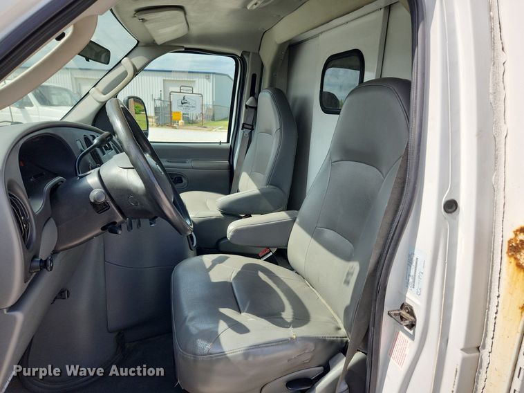 image for item MW9772 2004 Ford E350 Super Duty  utility van