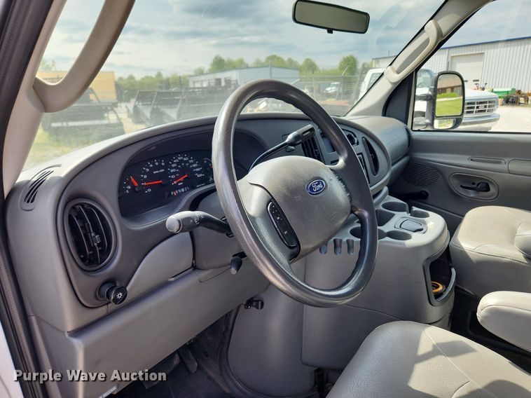 image for item MW9772 2004 Ford E350 Super Duty  utility van