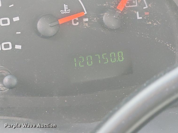 image for item MW9772 2004 Ford E350 Super Duty  utility van