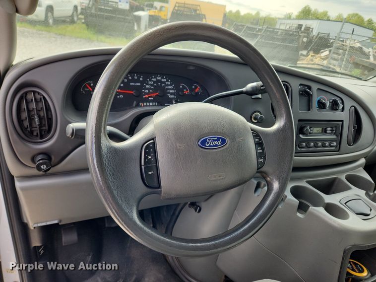 image for item MW9772 2004 Ford E350 Super Duty  utility van