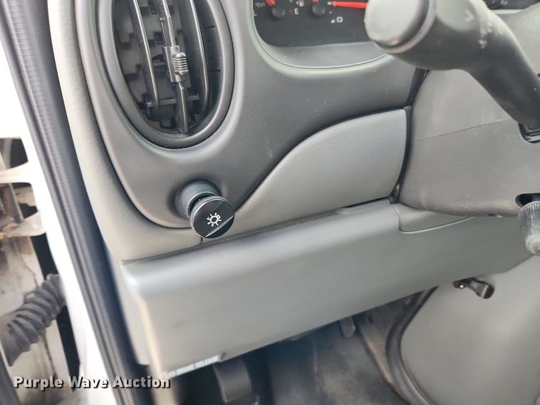 image for item MW9772 2004 Ford E350 Super Duty  utility van