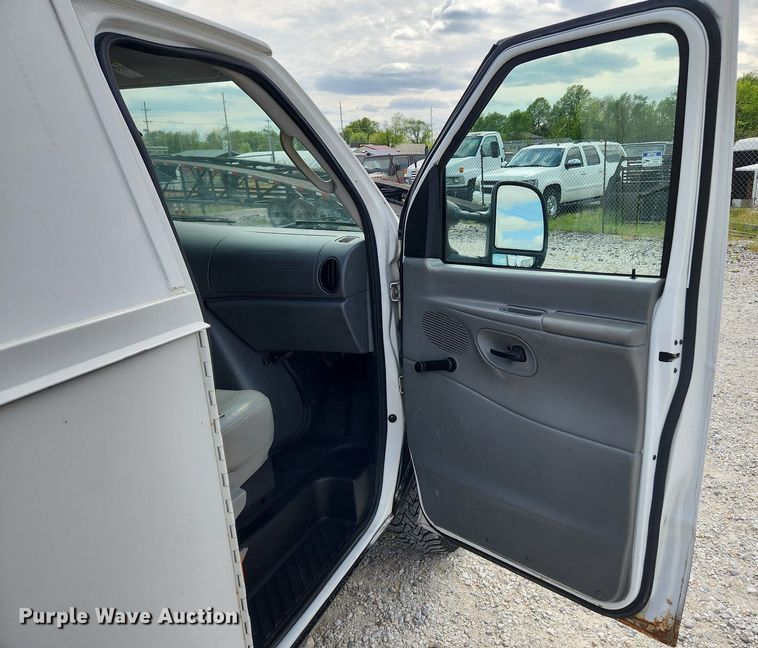 image for item MW9772 2004 Ford E350 Super Duty  utility van