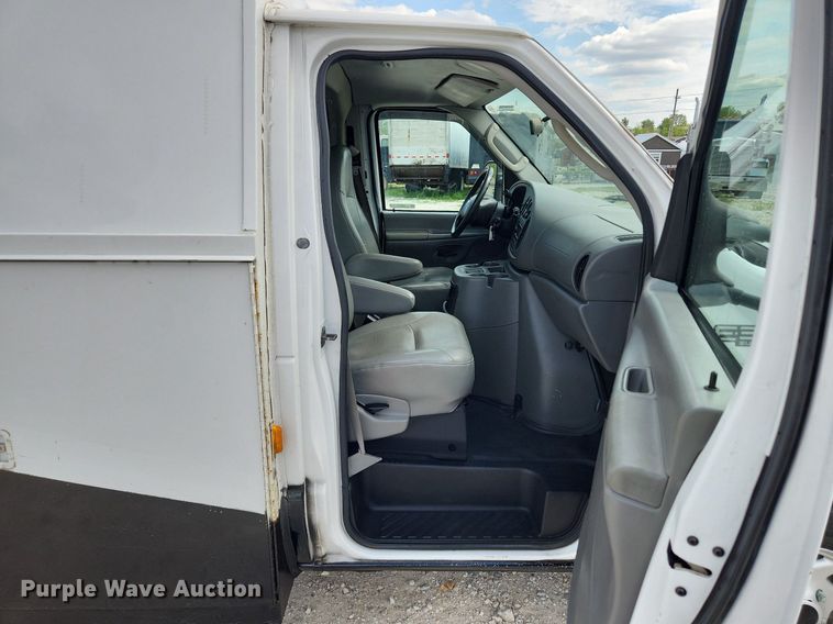 image for item MW9772 2004 Ford E350 Super Duty  utility van