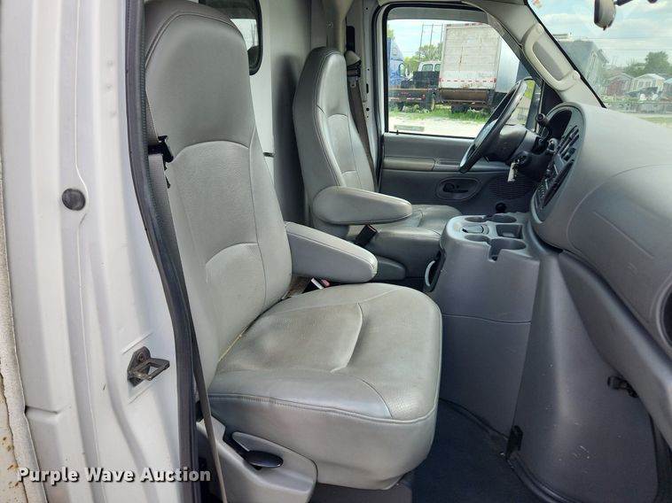 image for item MW9772 2004 Ford E350 Super Duty  utility van