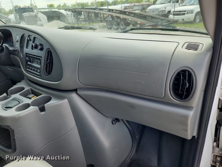 image for item MW9772 2004 Ford E350 Super Duty  utility van