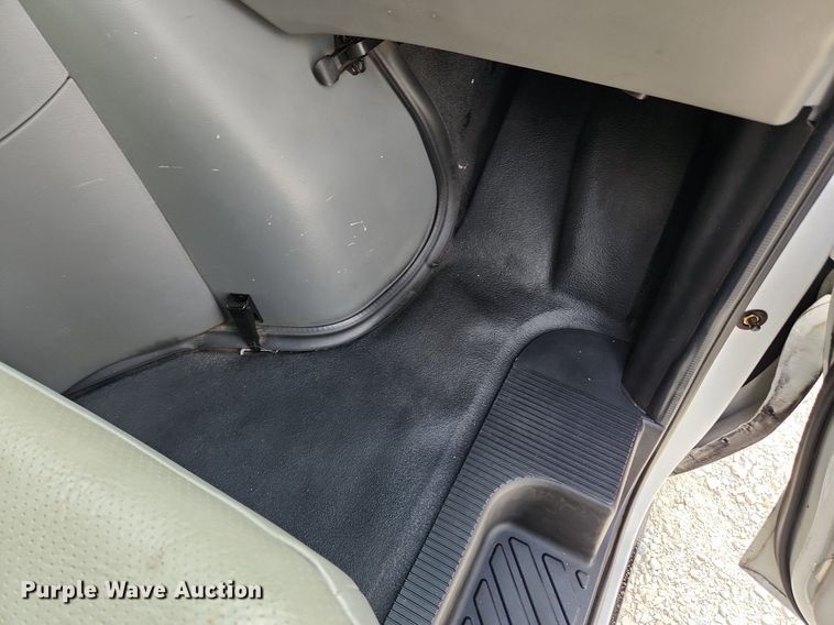 image for item MW9772 2004 Ford E350 Super Duty  utility van