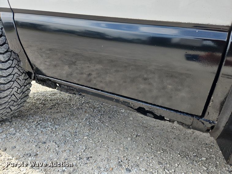 image for item MW9772 2004 Ford E350 Super Duty  utility van