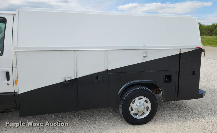 image for item MW9772 2004 Ford E350 Super Duty  utility van