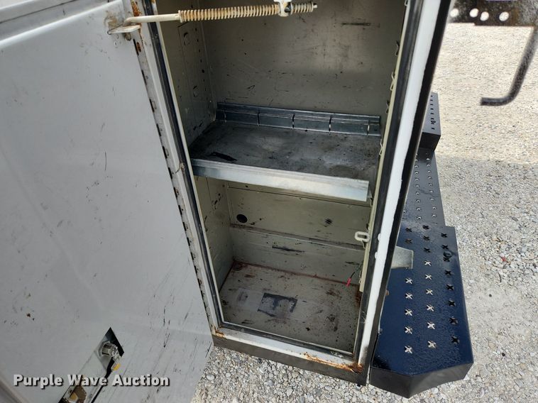 image for item MW9772 2004 Ford E350 Super Duty  utility van