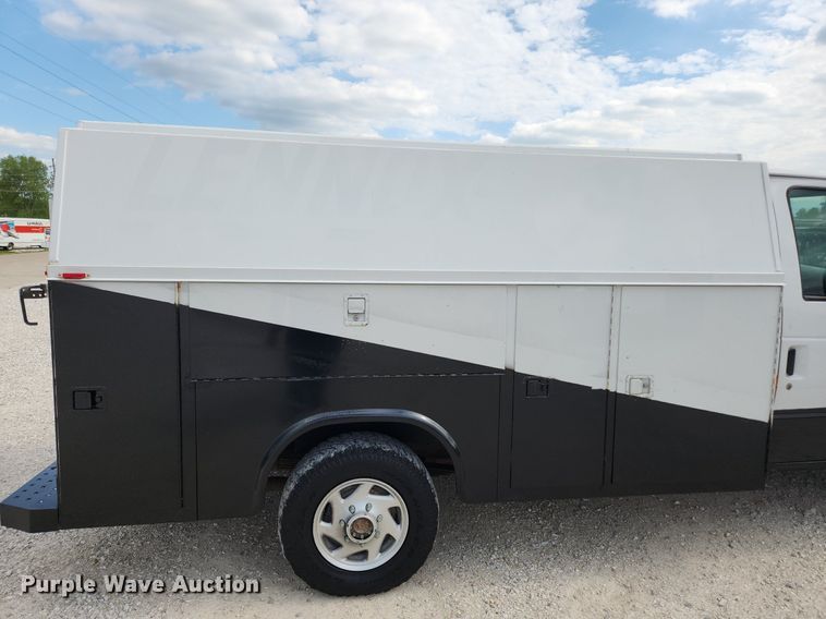 image for item MW9772 2004 Ford E350 Super Duty  utility van