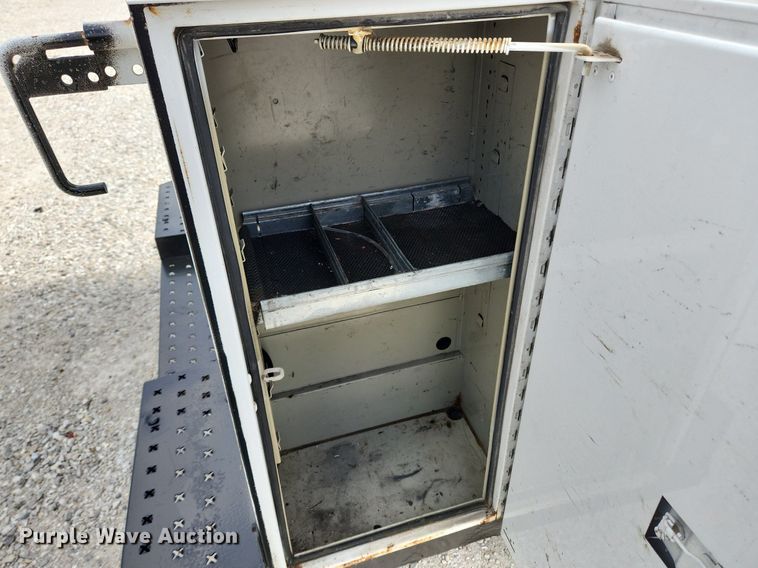 image for item MW9772 2004 Ford E350 Super Duty  utility van